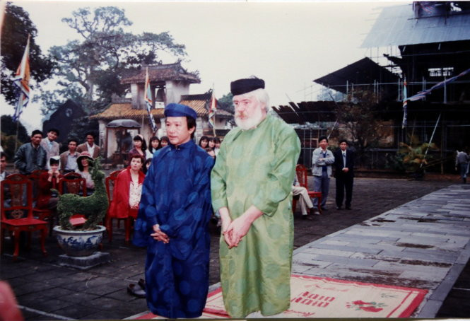 Kazik (phải) tại lễ khởi công trùng tu di tích Thế Tổ miếu. Kazik (phải) tại lễ khởi công trùng tu di tích Thế Tổ miếu.