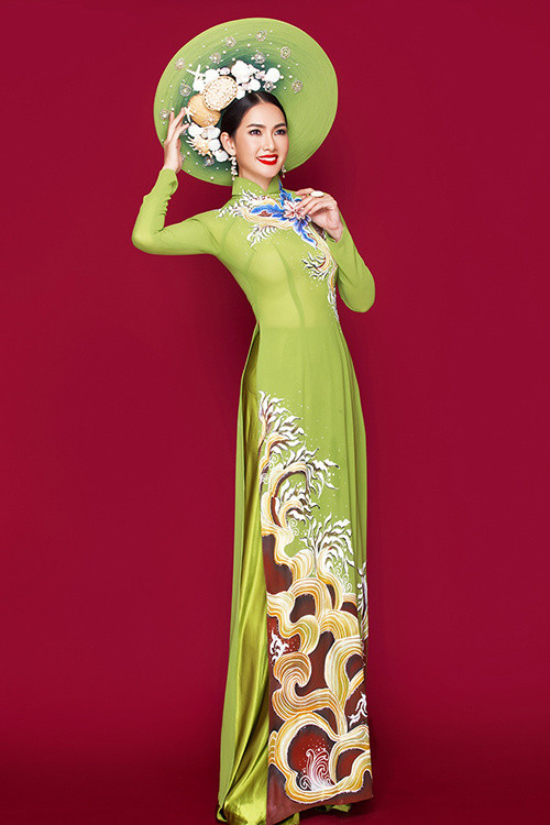 Màu sắc của các mẫu áo lấy ý tưởng từ xanh của rêu, trắng của sóng và đen của đất hòa quyện vào nhau.