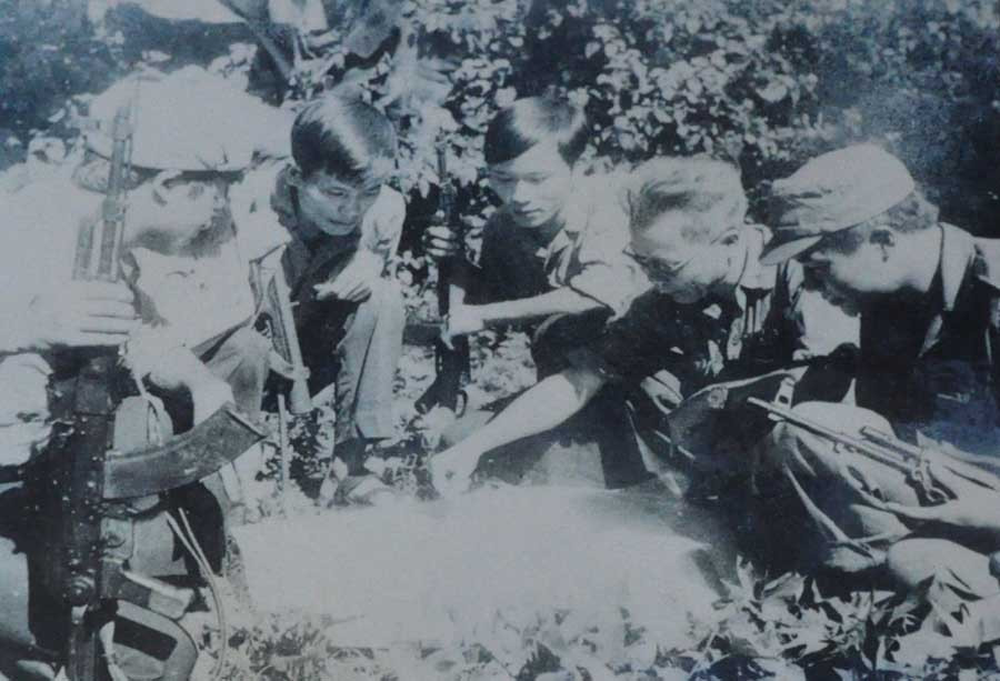 Các trinh sát An ninh Công an tỉnh bàn phương án đấu tranh truy bắt FULRO (ảnh chụp năm 1984).  Các trinh sát An ninh Công an tỉnh bàn phương án đấu tranh truy bắt FULRO (ảnh chụp năm 1984).