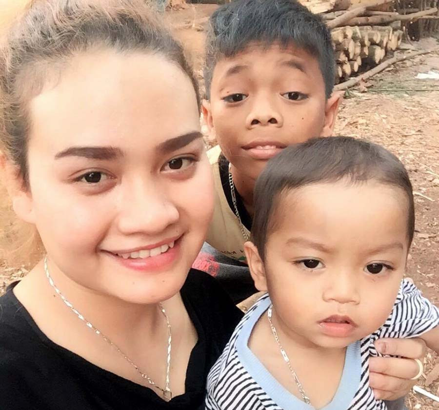 Y Byen và 2 con nuôi. Ảnh: P.L Y Byen và 2 con nuôi. Ảnh: P.L