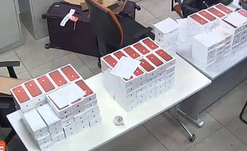 Lô điện thoại nhập lậu bị thu giữ ở sân bay Nội Bài.