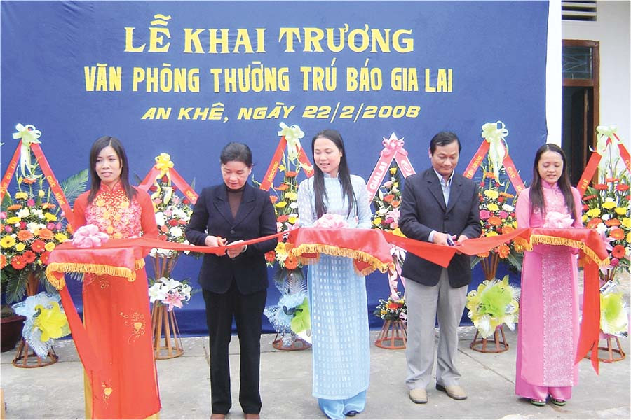 Nhà báo Đoàn Minh Phụng-nguyên Tổng Biên tập Báo Gia Lai cắt băng khai trương Văn phòng thường trú tại thị xã An Khê tháng 2-2008. Ảnh: Lê Hà