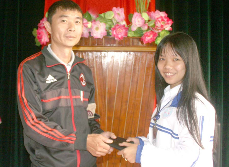 Em Phạm Thị Bích Hòa (phải) trả lại chiếc ví cho ông Trần Văn Minh. Ảnh: M.V  Em Phạm Thị Bích Hòa (phải) trả lại chiếc ví cho ông Trần Văn Minh. Ảnh: M.V
