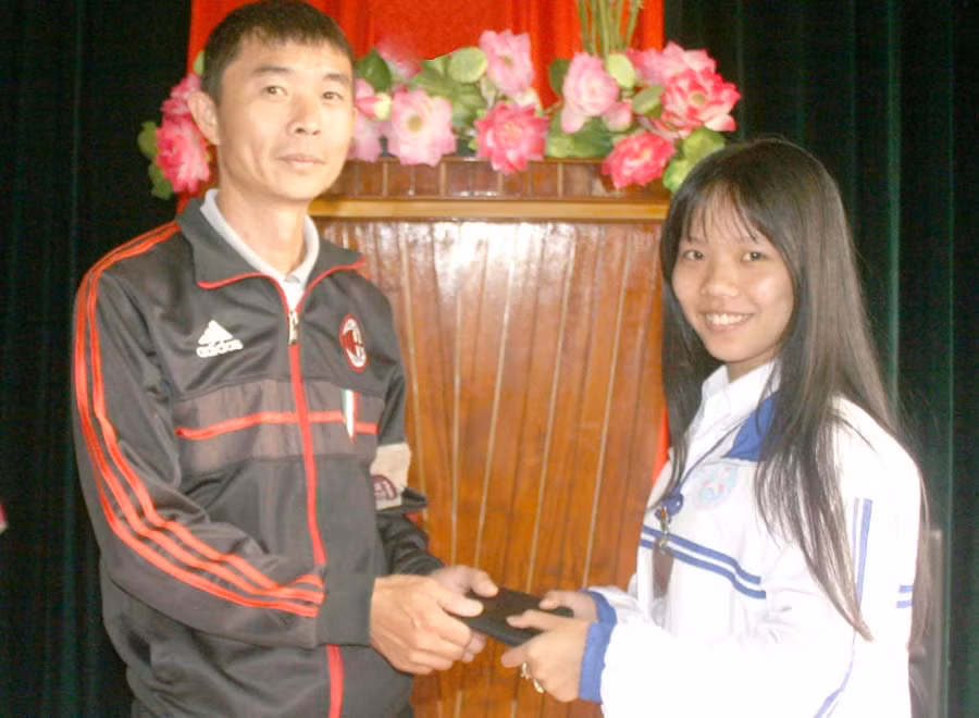  Em Phạm Thị Bích Hòa (phải) trả lại chiếc ví cho ông Trần Văn Minh. Ảnh: M.V 