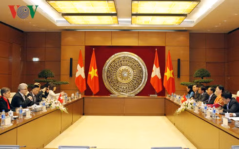 Sau lễ đón, Chủ tịch Quốc hội Nguyễn Thị Kim Ngân đã chủ trì cuộc hội đàm với Chủ tịch Hội đồng Nhà nước Thụy Sỹ.