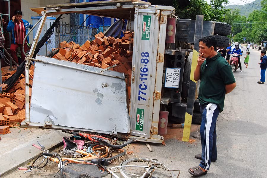 Xe tải đổ nhào nằm sát nhà dân. Ảnh: N.N