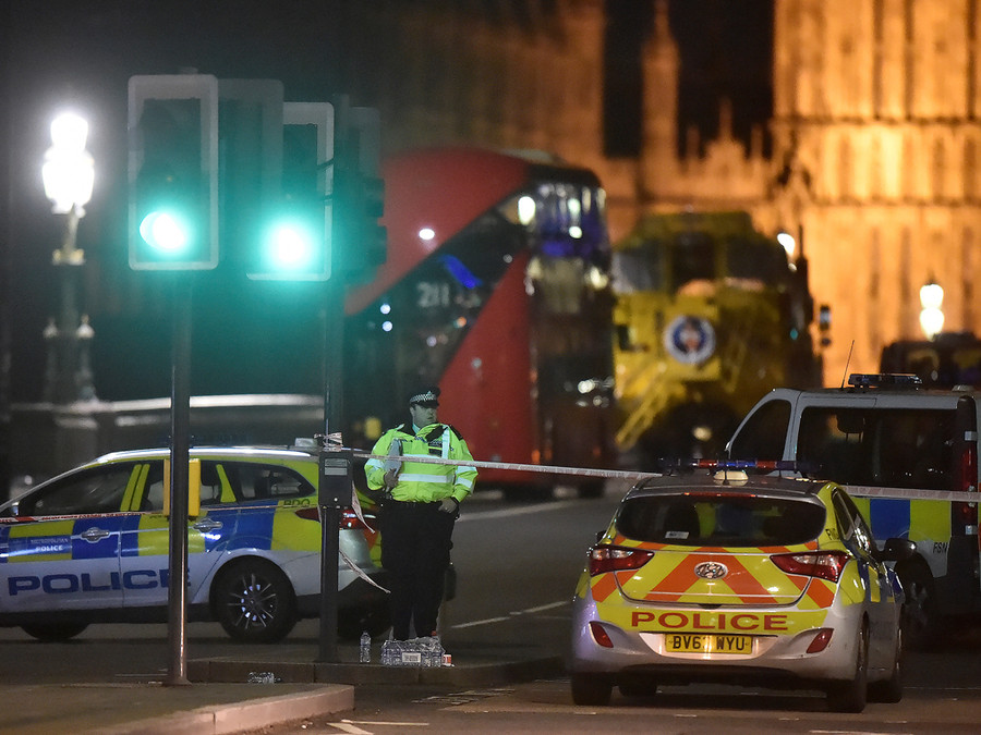  Cảnh sát phong tỏa cầu Westminster sau vụ tấn công Reuters