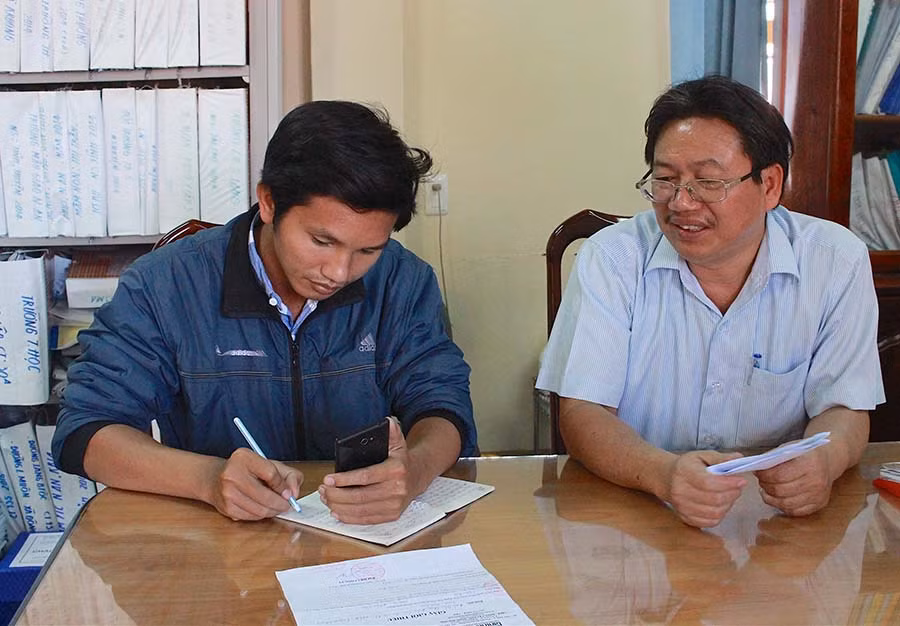 Phó Trưởng Ban QLDA huyện Kbang Phan Đình Phùng trao đổi với phóng viên Báo Gia Lai về vụ việc. Ảnh: Hồng Thi