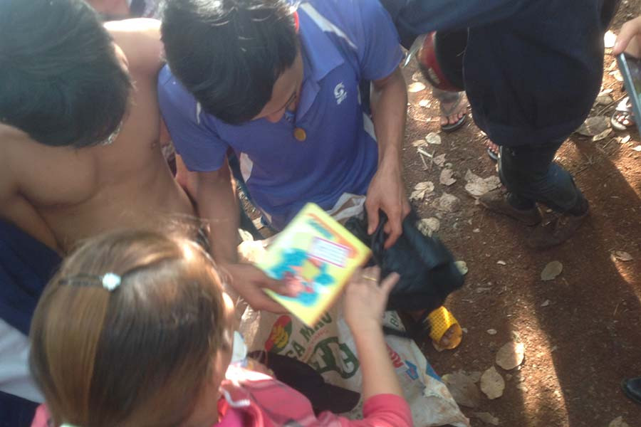 Sách vở và áo quần của các nữ sinh còn lại trên bờ. Ảnh: N.T