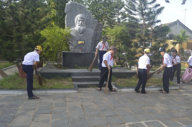 Thiếu nhi chăm sóc công viên Kazik ở trung tâm Hội An.