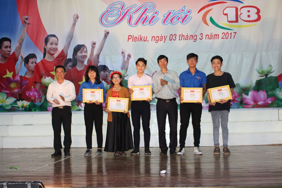 Ban tổ chức trao giải cho các đội chơi. Ảnh: P.L