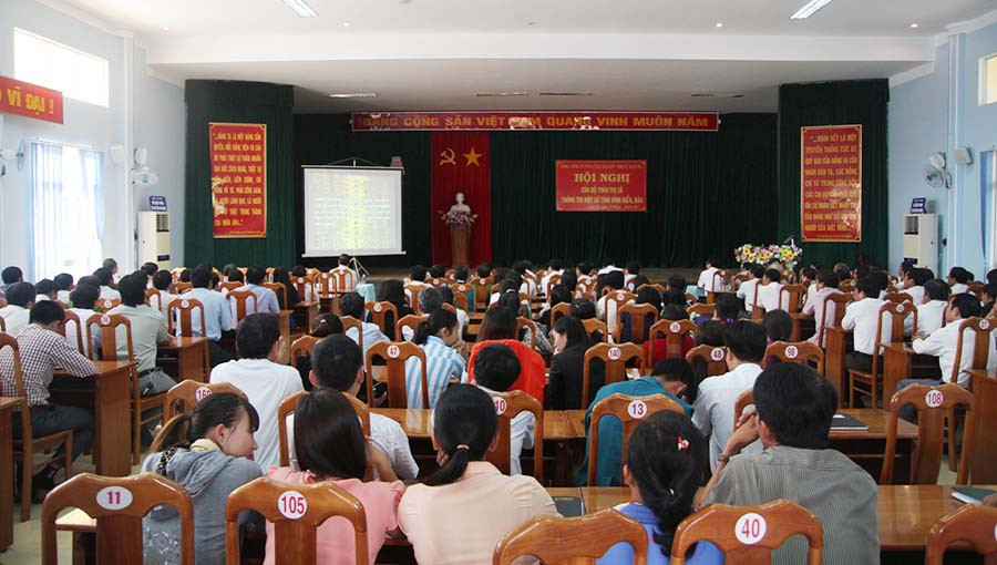 Gần 200 cán bộ, công chức, viên chức tại thị xã lắng nghe thông báo tình hình biển Đông. Ảnh: V.N