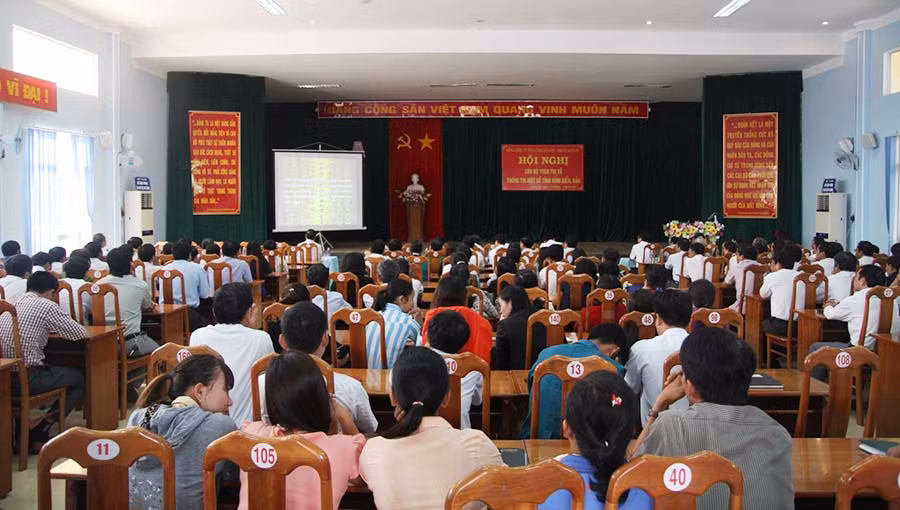 Gần 200 cán bộ, công chức, viên chức tại thị xã lắng nghe thông báo tình hình biển Đông. Ảnh: V.N