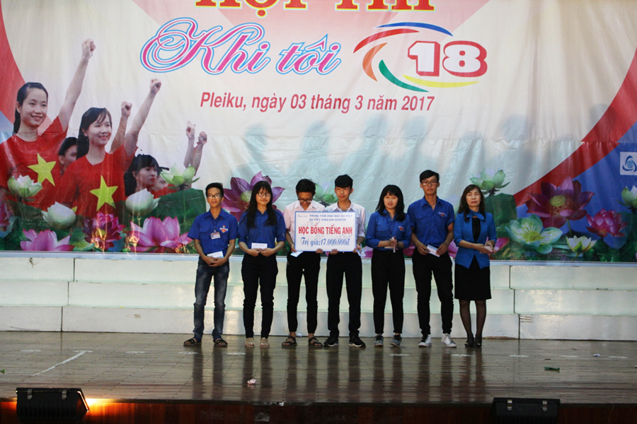 Trung tâm Anh ngữ Âu Việt còn tặng 6 suất học bổng trị giá 17 triệu đồng cho nhóm chơi trả lời chính xác câu hỏi Tiếng Anh trong phần thi “Đồng hành tuổi 18”. Ảnh: P.L