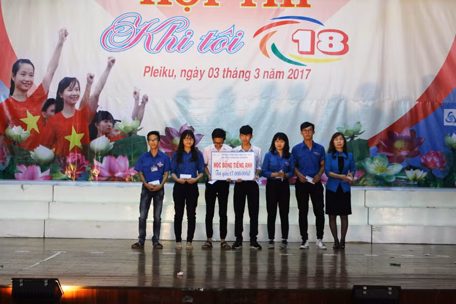 Trung tâm Anh ngữ Âu Việt còn tặng 6 suất học bổng trị giá 17 triệu đồng cho nhóm chơi trả lời chính xác câu hỏi Tiếng Anh trong phần thi “Đồng hành tuổi 18”. Ảnh: P.L Trung tâm Anh ngữ Âu Việt còn tặng 6 suất học bổng trị giá 17 triệu đồng cho nhóm chơi trả lời chính xác câu hỏi Tiếng Anh trong phần thi “Đồng hành tuổi 18”. Ảnh: P.L