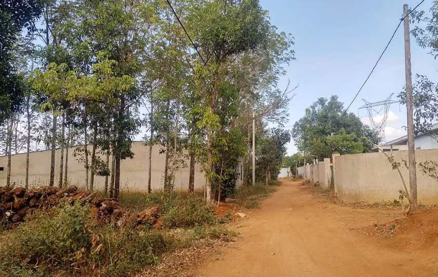 Nhiều nhà rẫy chuyển thành nhà xây kiên cố chờ đền bù tại thôn 3, xã Nghĩa Hòa, huyện Chư Pah. Ảnh: N.G