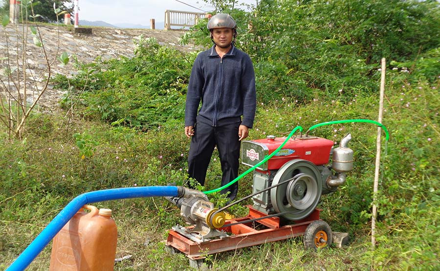  Anh Ksor Wi, buôn Ji A, xã Krông Năng đang vận hành máy bơm nước để tưới cho ruộng lúa của nhóm. Ảnh: Quang Tấn