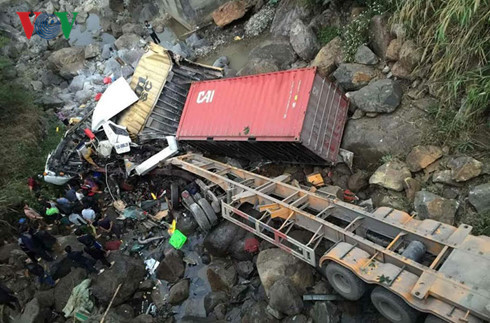 Vụ TNGT ngày 21-3 tại Tam Đường, Lai Châu làm 2 xe ô tô rơi xuống vực và 4 người bị thương nặng.