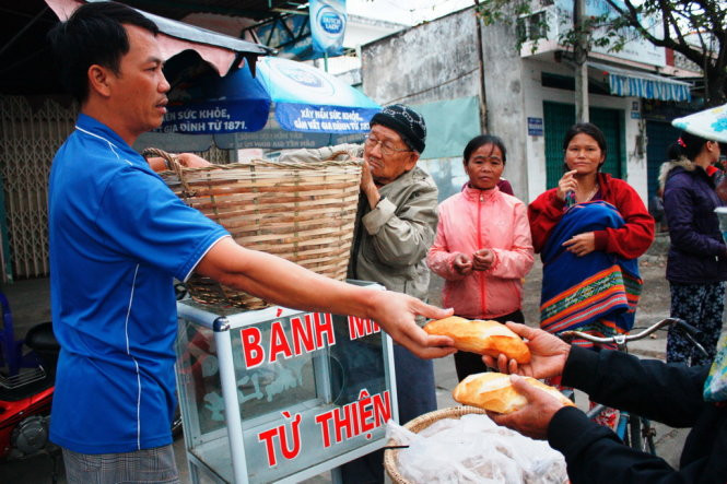 Tủ bánh mì của cụ Bình dành cho người nghèo. Tủ bánh mì của cụ Bình dành cho người nghèo.