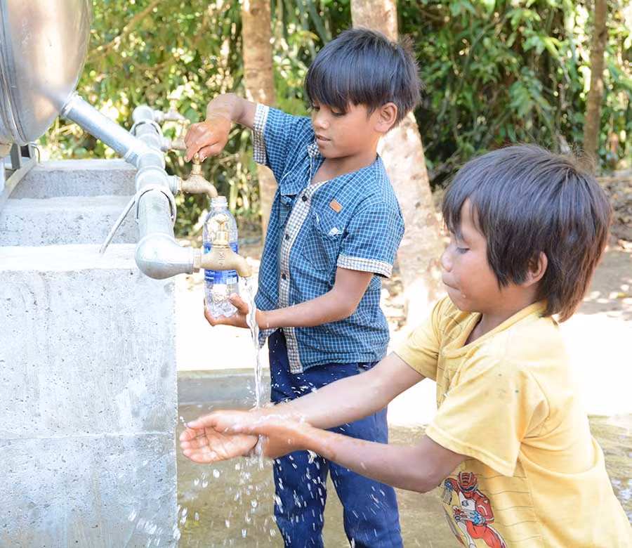  Niềm vui khi nước về làng. Ảnh: H.Đ.T