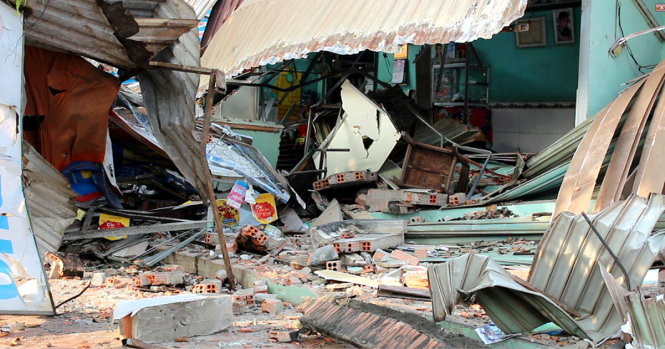 Căn nhà bị xe ben tông sập