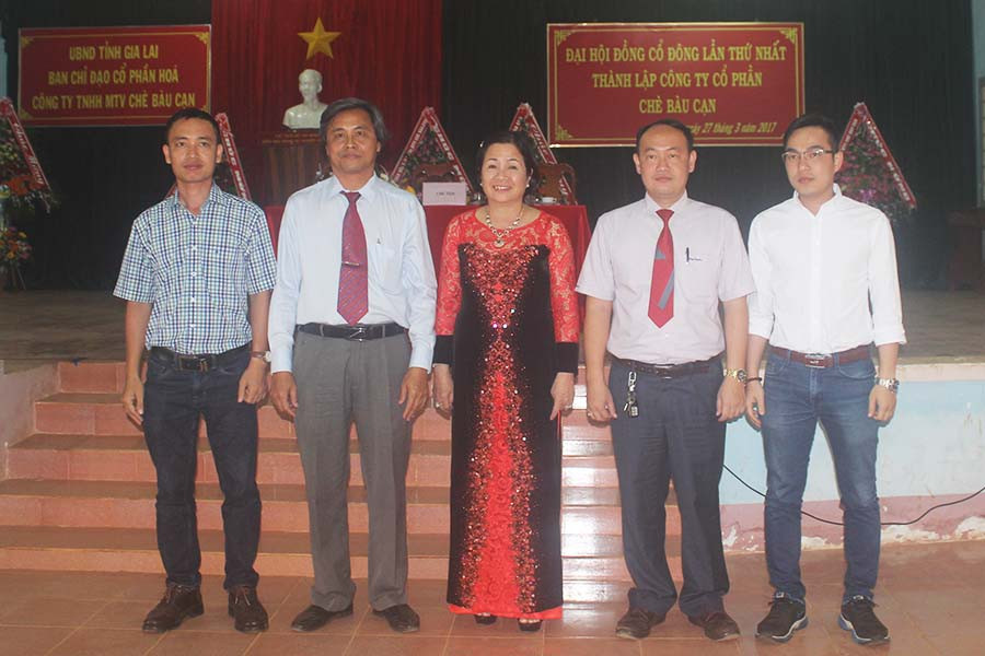 Ra mắt các thành viên Hội đồng Quản trị Công ty cổ phần Chè Bàu Cạn. Ảnh: S.C Ra mắt các thành viên HĐQT Công ty cổ phần Chè Bàu Cạn. Ảnh: S.C