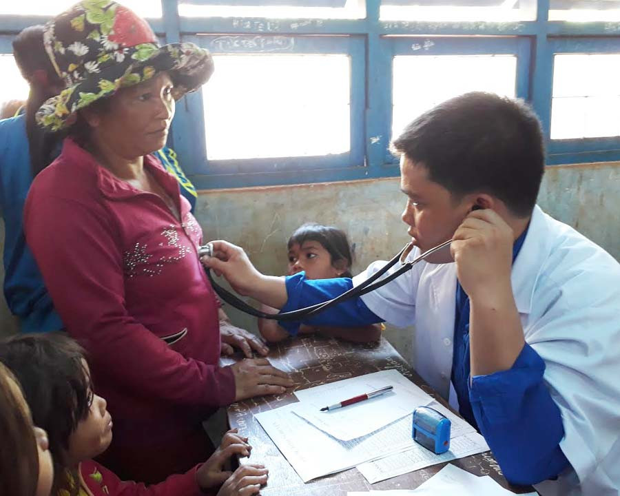 Đoàn viên khám bệnh cho người dân xã biên giới. Ảnh: N.T Đoàn viên khám bệnh cho người dân xã biên giới. Ảnh: N.T