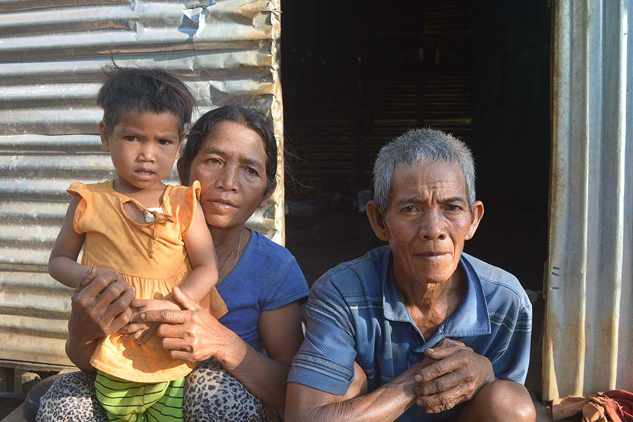 Ông A Nơnh, bà A Ngơi và cháu Uom. Ảnh. Đ.Y  Ông A Nơnh, bà A Ngơi và cháu Uom. Ảnh. Đ.Y
