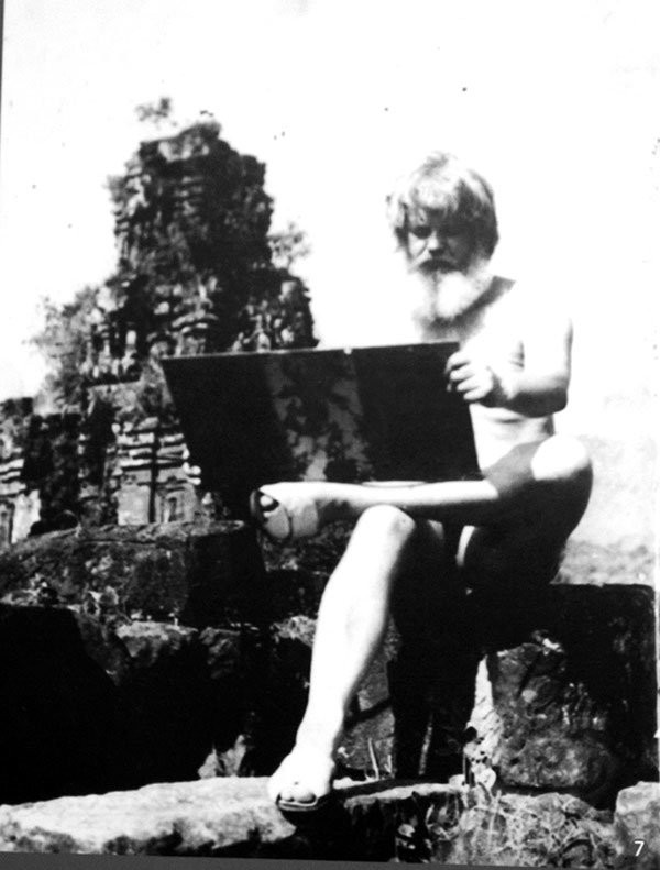 Hình ảnh mặc quần đùi, ở trần quen thuộc của Kazik trong cái nắng gắt của miền Trung bên các tháp Chăm những ngày đó. Hình ảnh mặc quần đùi, ở trần quen thuộc của Kazik trong cái nắng gắt của miền Trung bên các tháp Chăm những ngày đó.