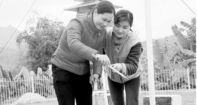 Mẹ con chị Hoàng Thị Tính, cán bộ trạm quan trắc KT-TV Chợ Rã, Bắc Kạn