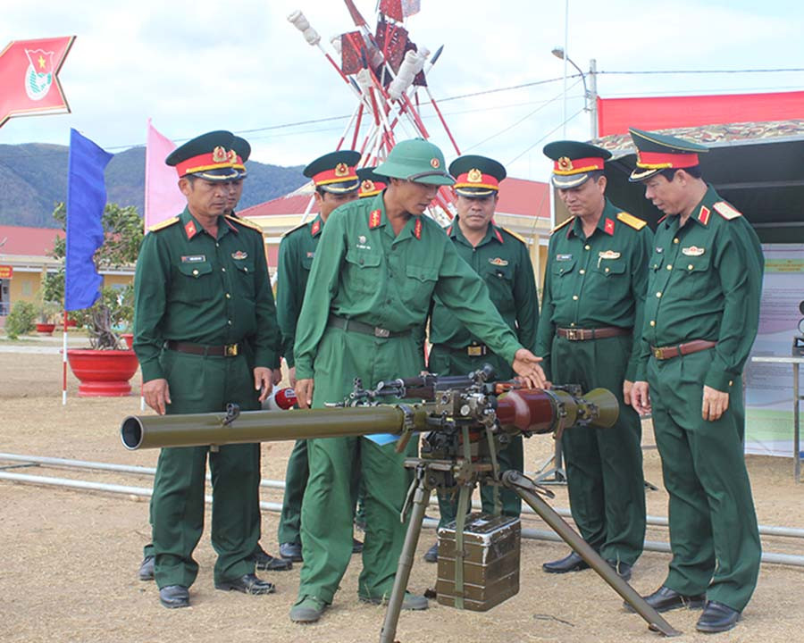  Kiểm tra vũ khí trang bị phục vụ huấn luyện. Ảnh: V.H