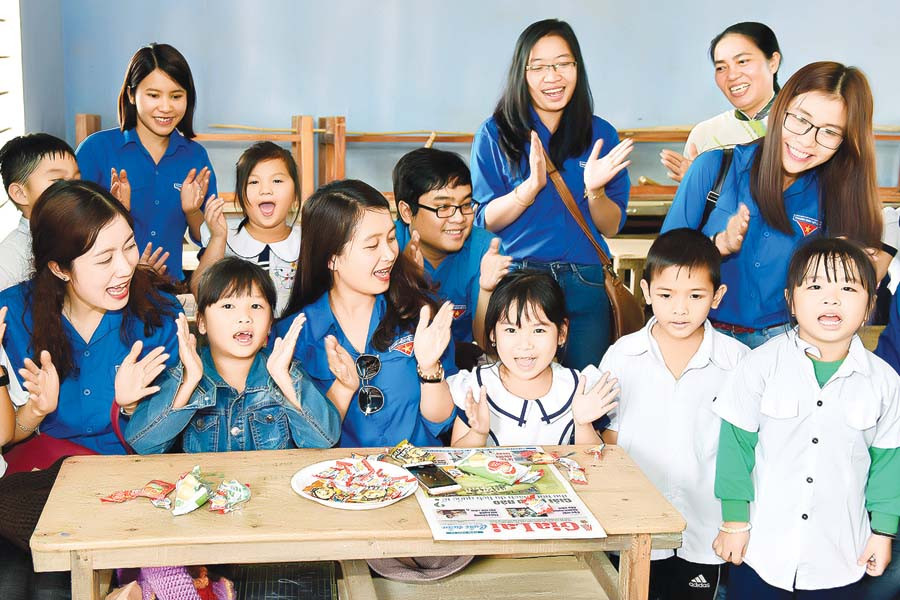  Các đoàn viên Báo Gia Lai trong chuyến về nguồn tháng 2-2017. Ảnh: Đ.T