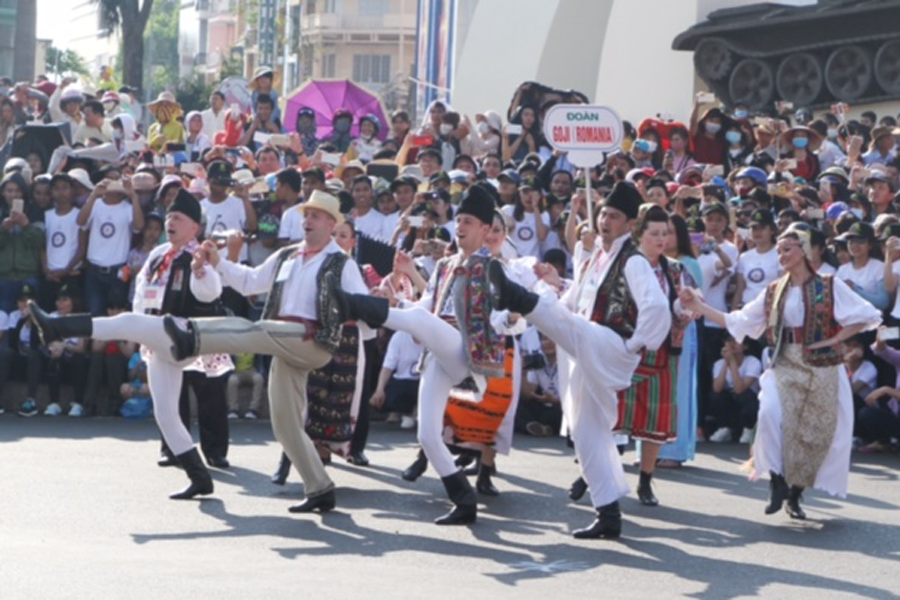 Điệu nhảy hào hứng bắt mắt của đoàn Romania. Ảnh Văn Ngọc