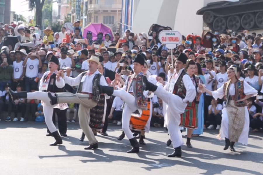 Điệu nhảy hào hứng bắt mắt của đoàn Romania. Ảnh Văn Ngọc