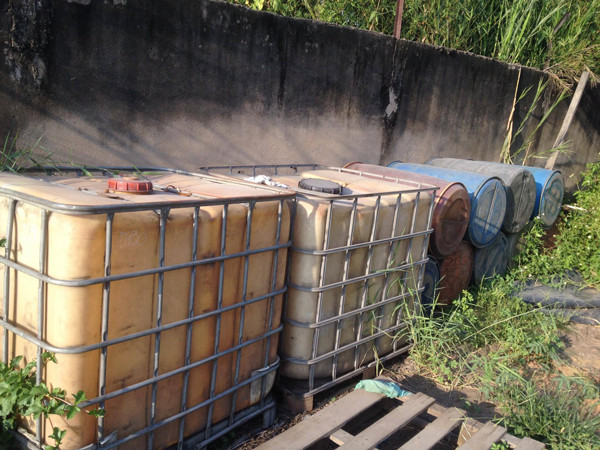 Xăng dầu bị hút trộm từ các xe bồn được chứa trong những can lớn Xăng dầu bị hút trộm từ các xe bồn được chứa trong những can lớn