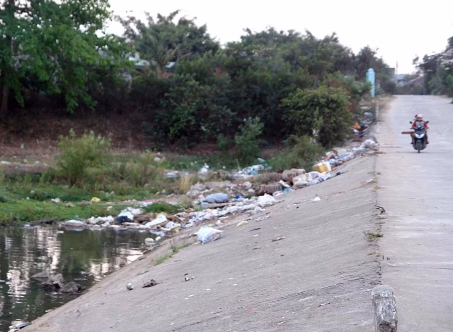  Nước suối Gò Yầu đã ngả màu đen vì bị rác thải xâm lấn.