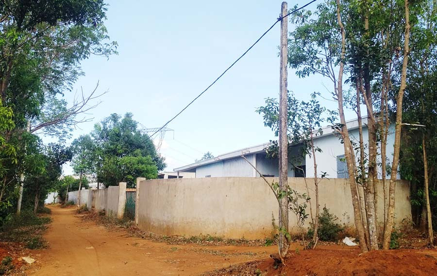 Tường bao thay cho các cọc rào thép gai. Ảnh: N.G Tường bao thay cho các cọc rào thép gai. Ảnh: N.G