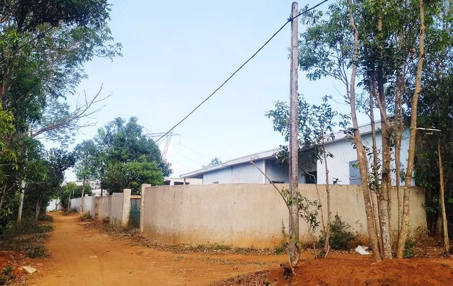 Tường bao thay cho các cọc rào thép gai. Ảnh: N.G