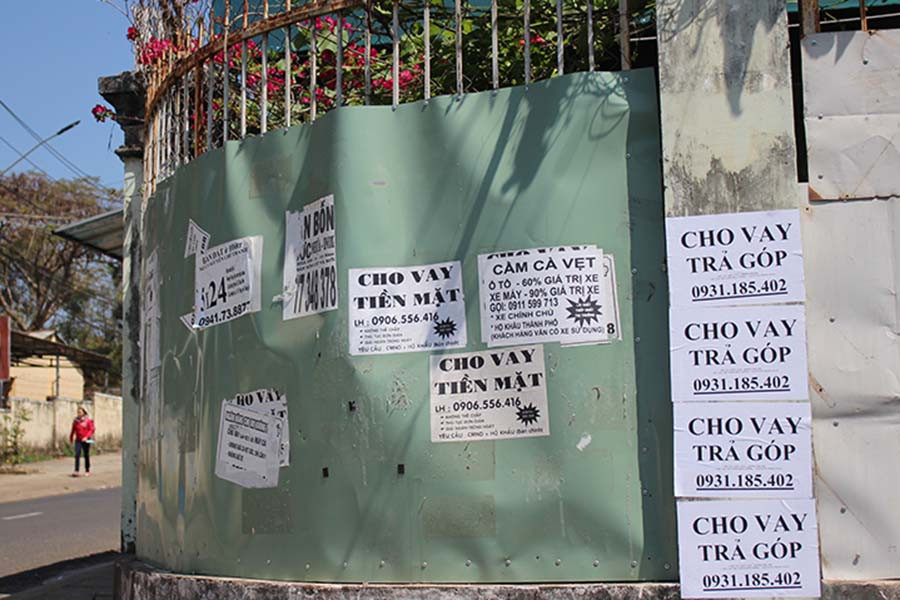 Những tờ quảng cáo như thế này nếu bị lột ra thì ngay lập tức sẽ có cái mới dán đè lên. Ảnh: V.T Những tờ quảng cáo như thế này nếu bị lột ra thì ngay lập tức sẽ có cái mới dán đè lên. Ảnh: V.T