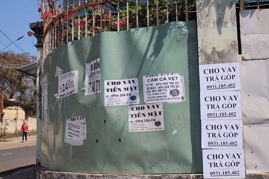  Những tờ quảng cáo như thế này nếu bị lột ra thì ngay lập tức sẽ có cái mới dán đè lên. Ảnh: V.T