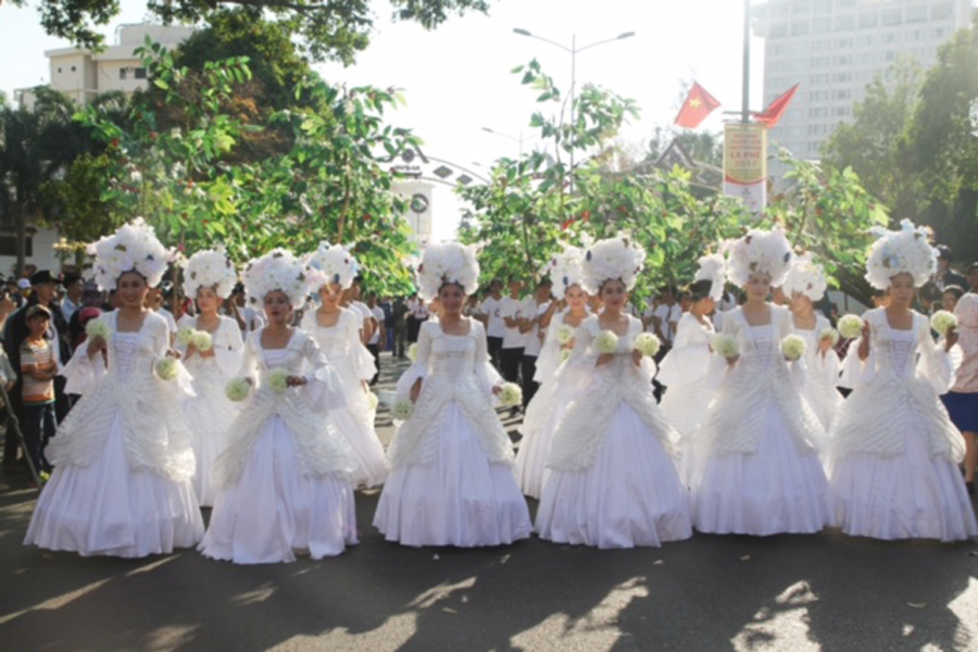 Các cô gái hóa thân thành những đóa hoa cà phê lung linh. Ảnh Văn Ngọc
