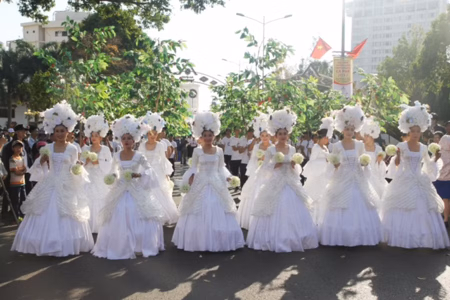 Các cô gái hóa thân thành những đóa hoa cà phê lung linh. Ảnh Văn Ngọc