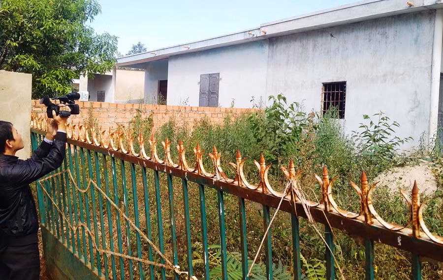 Những ngôi nhà dựng lên chờ đền bù tại thôn 3, xã Nghĩa Hòa, huyện Chư Pah. Ảnh: N.G