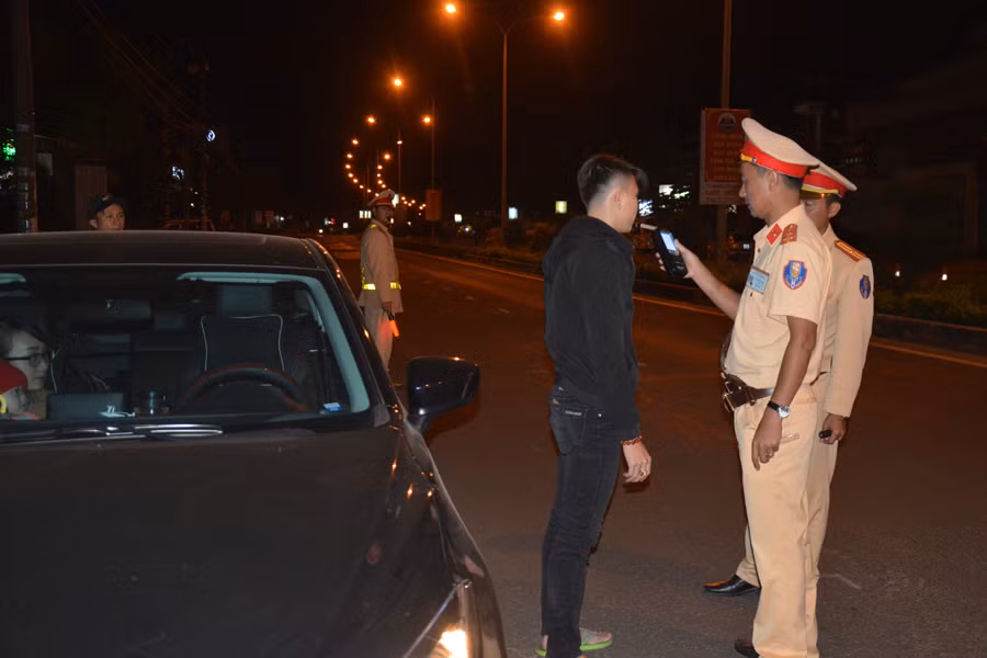 Lực lượng Cảnh sát Giao thông Công an tỉnh kiểm tra nồng độ cồn đối với người điều khiển phương tiện tham gia giao thông. Ảnh: P.L