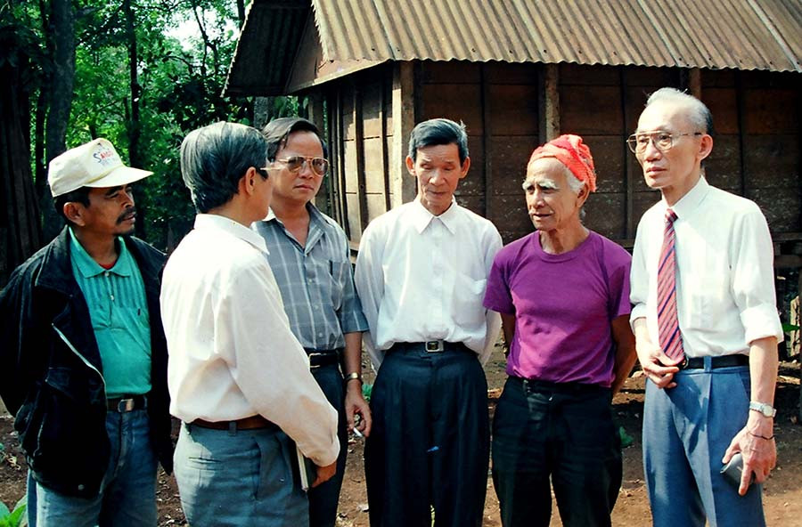 Đồng chí Phan Bá (bên phải) trò chuyện với người dân trong chuyến thăm lại Gia Lai năm 1997. Ảnh: Đức Thanh