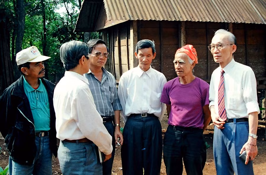 Đồng chí Phan Bá (bên phải) trò chuyện với người dân trong chuyến thăm lại Gia Lai năm 1997. Ảnh: Đức Thanh