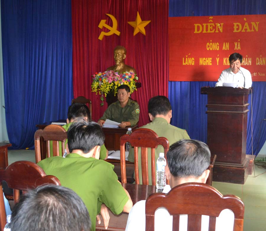 Diễn đàn Công an xã Ia Le lắng nghe ý kiến nhân dân. Ảnh: H.M  Diễn đàn Công an xã Ia Le lắng nghe ý kiến nhân dân. Ảnh: H.M