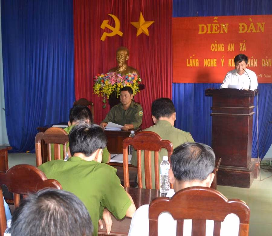 Diễn đàn Công an xã Ia Le lắng nghe ý kiến nhân dân. Ảnh: H.M Diễn đàn Công an xã Ia Le lắng nghe ý kiến nhân dân. Ảnh: H.M