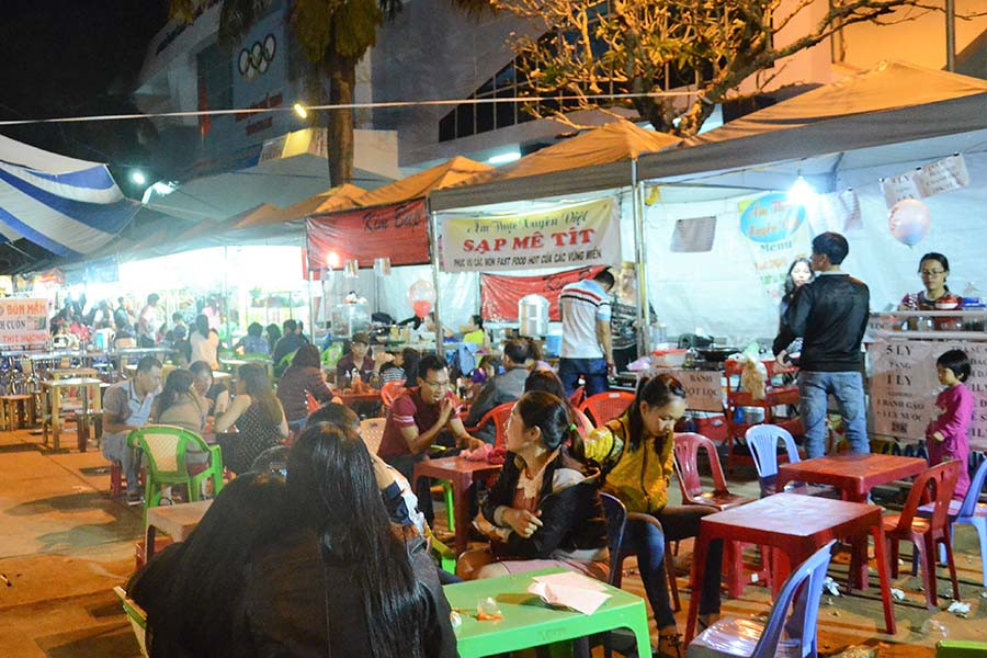Các gian hàng ẩm thực thu hút nhiều khách đến thưởng thức. Ảnh: P.L Các gian hàng ẩm thực thu hút nhiều khách đến thưởng thức.jpg