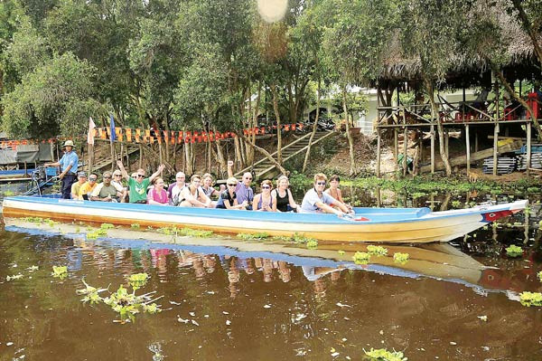 Hàng năm, rừng tràm Trà Sư đón hàng ngàn lượt khách du lịch trong nước và quốc tế đến tham quan, trải nghiệm.